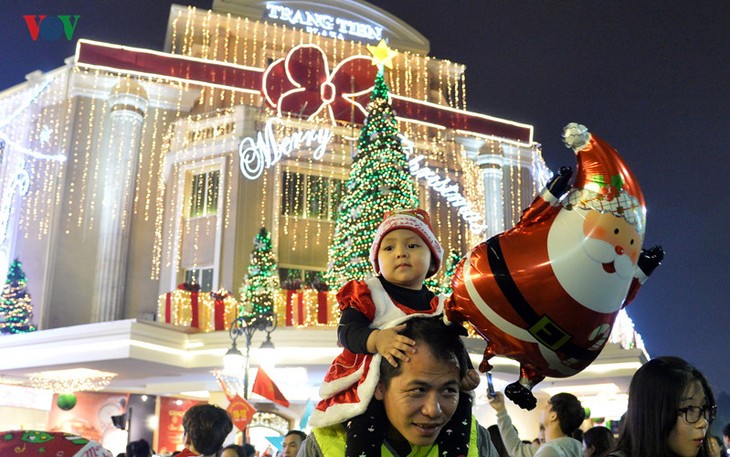 Noël célébré dans la joie et la sécurité au Vietnam et dans le monde entier - ảnh 5